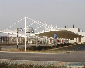 相比傳統(tǒng)構(gòu)造，膜結(jié)構(gòu)的優(yōu)點(diǎn)主要表現(xiàn)在哪兒？